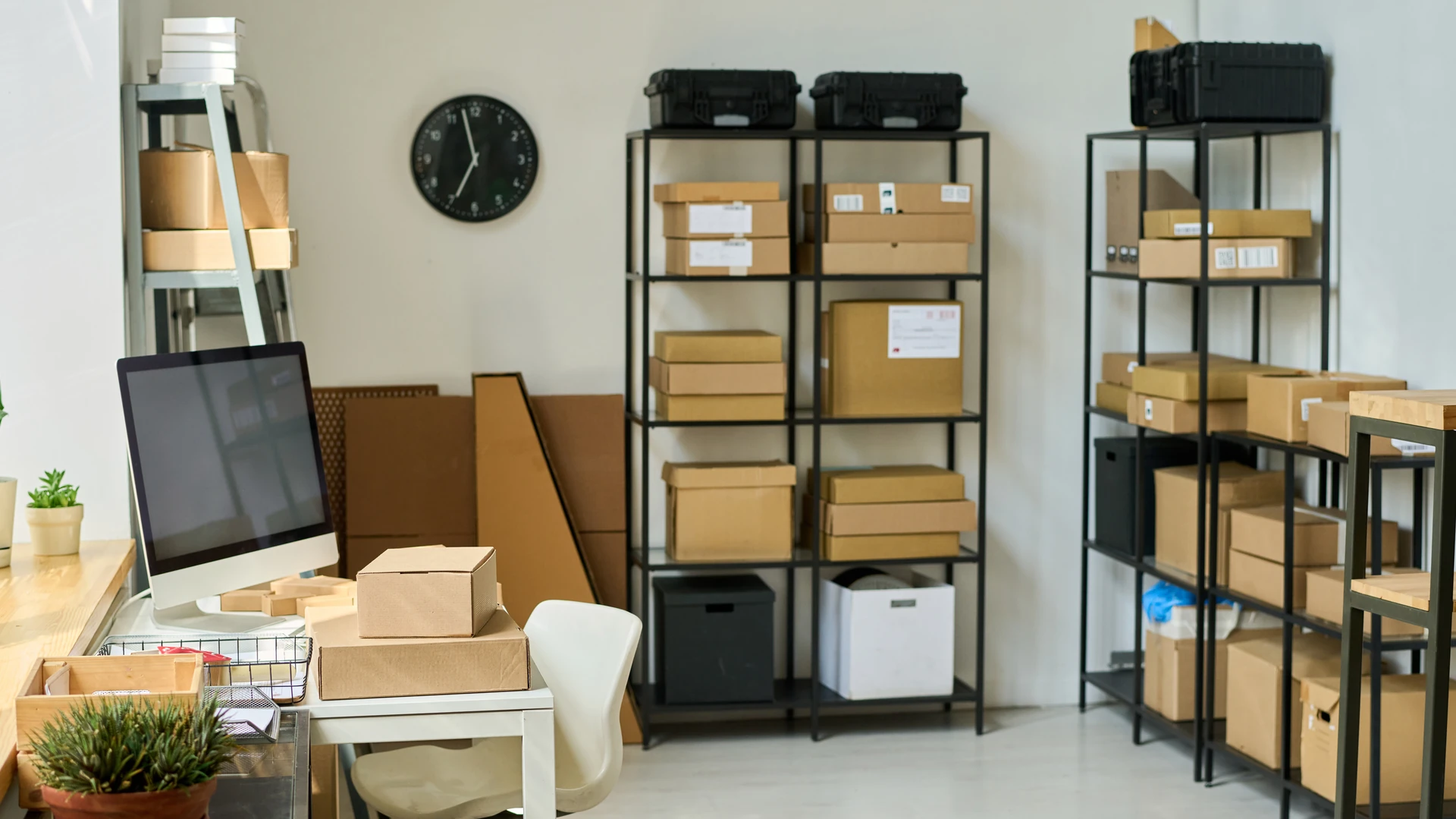 Organisierte Umzugskartons im Lager