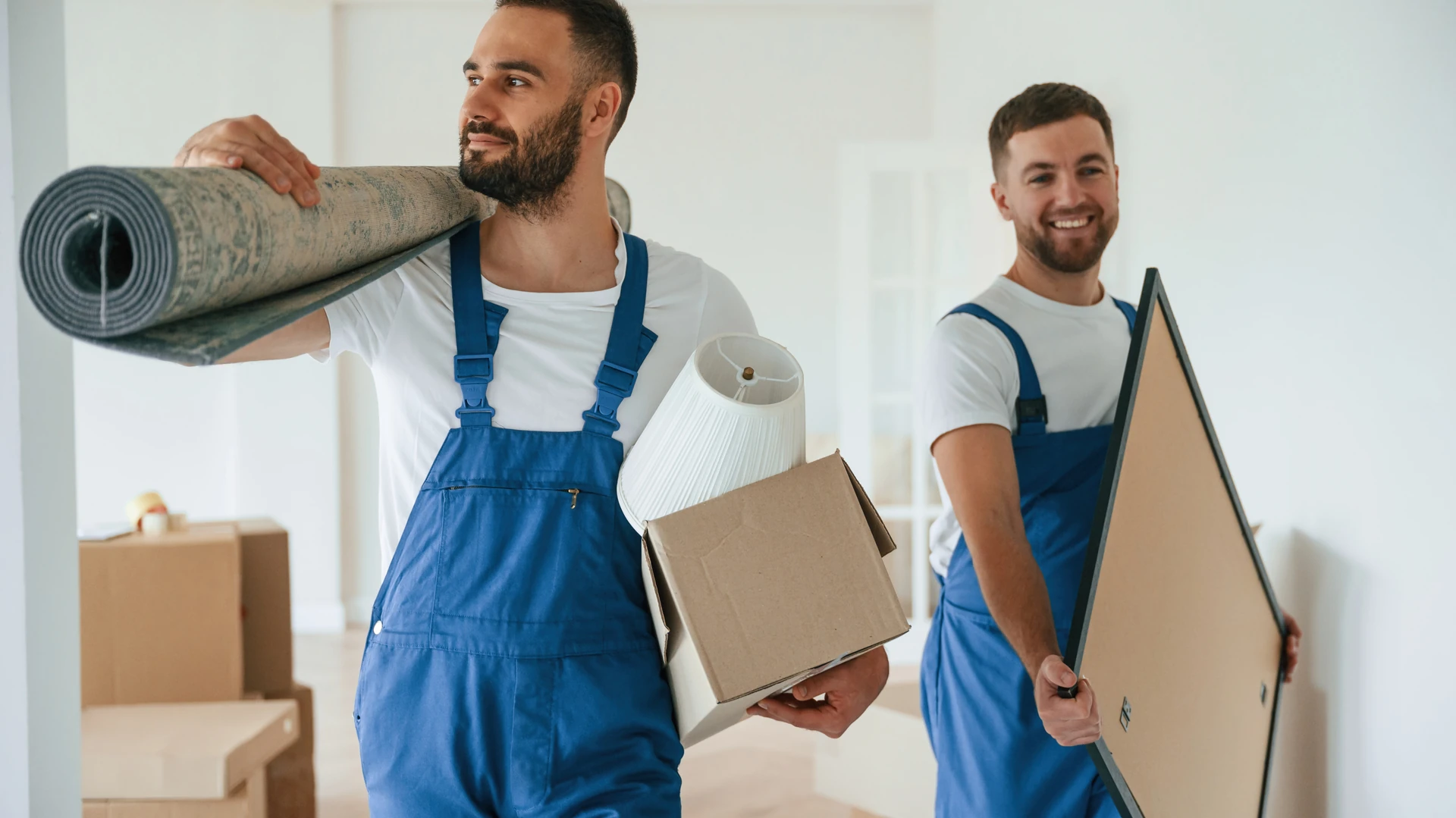 Umzugshelfer beim Transport von Gegenständen