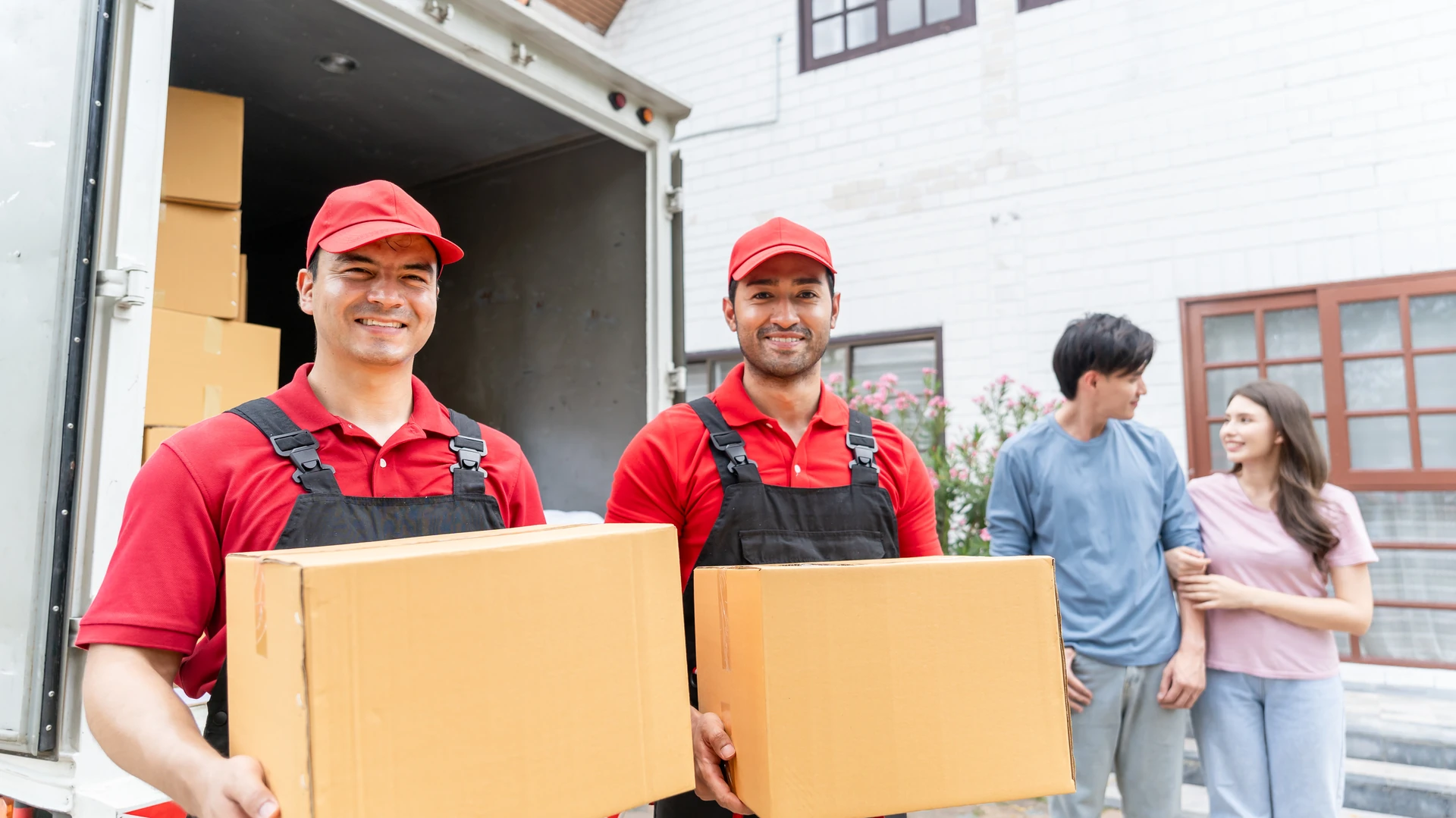 Freundlicher Umzugshelfer mit Paket